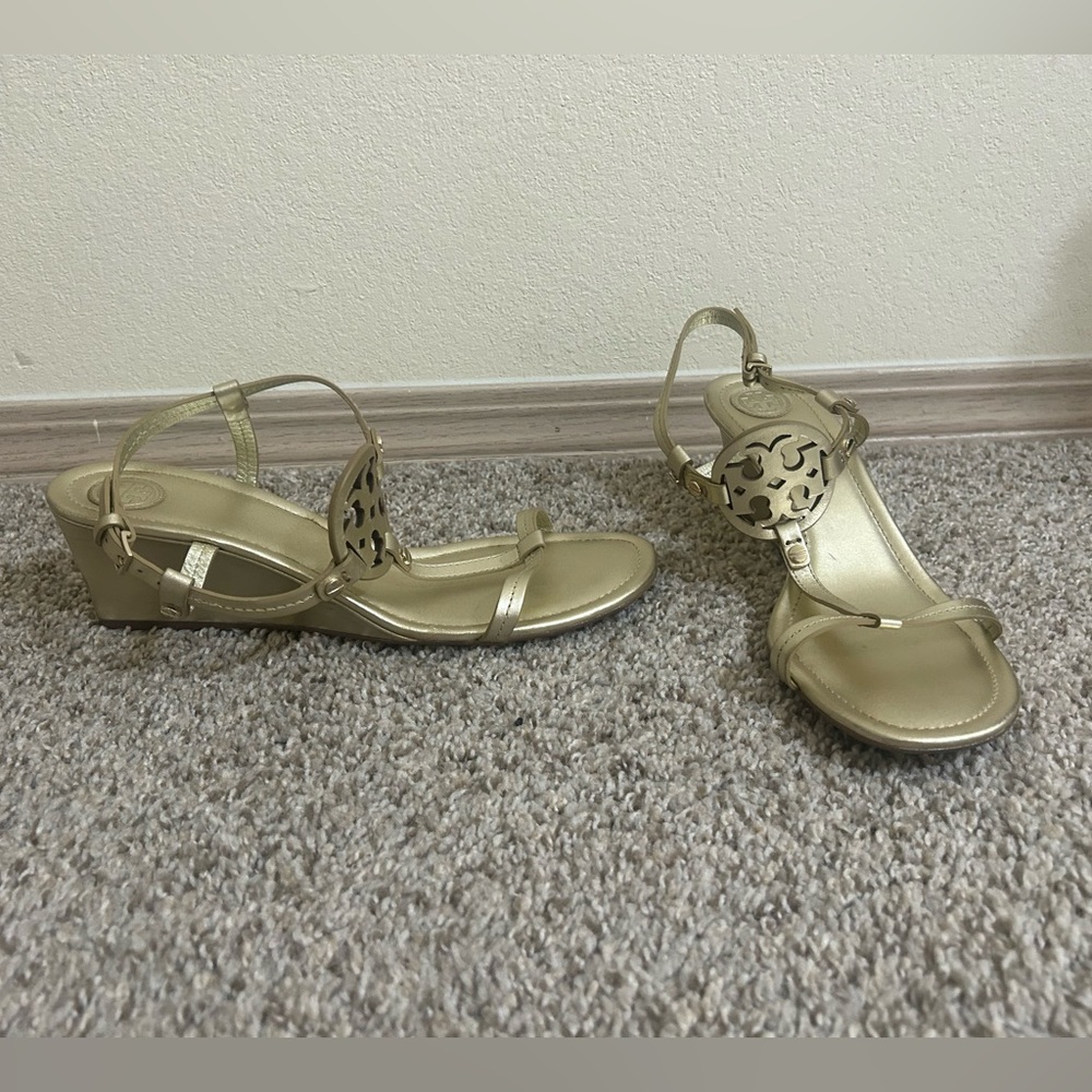 Tory Burch Miller T Strap Wedge Heel Sandals Size 10 Leather Metallic Gold Logo